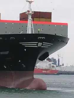 Étrave à bulbe d'un porte-conteneurs.