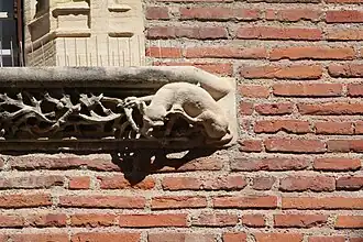 Détail : chien qui se gratte.