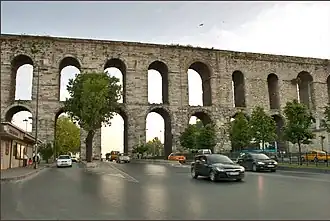 Photographie d'un aqueduc au-dessus d'une route.