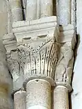 Chapiteaux dans l'angle du chœur.
