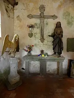 Lutrin, Christ et statue classés.