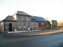 La mairie et l'ancienne salle communale.