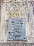 Plaque apposée sur la sépulture de Bruno Garrouste, située dans l'ancien cimetière.