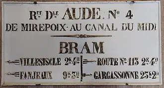 Plaque de cocher, située sur la RD 4 à Bram.
