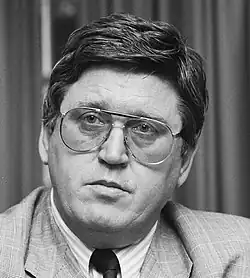 Photographie en noir et blanc d'un homme