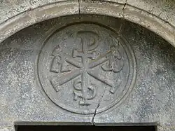 Le tympan sculpté d'un chrisme.