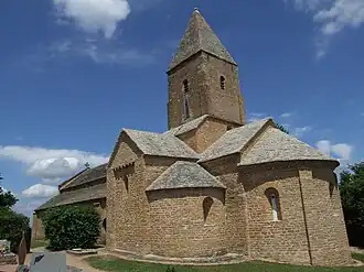 Un édifice roman du XIIe siècle : l'église Saint-Pierre de Brancion.