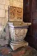 Bénitier surmonté d'un diptyque du XIIe&nbsp;siècle.