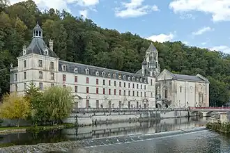 L'abbaye Saint-Pierre de Brantôme (à gauche les bâtiments conventuels, à droite l'abbatiale dominée par le clocher-campanile roman).