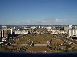Le grand axe monumental de la ville avec au loin l'esplanade des ministères et le Parlement vu depuis la tour de la télévision.