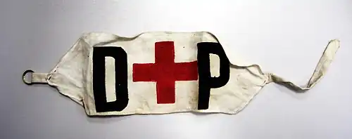 Brassard de défense passive porté par les secours.