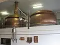 Brasserie avec cuve de fermentation en cuivre.