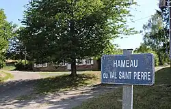 Entrée du hameau du Val-Saint-Pierre.