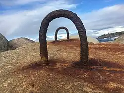 Anneaux pour accrocher les pierres d'un brise-lames à Narooma (Australie), avril 2018.