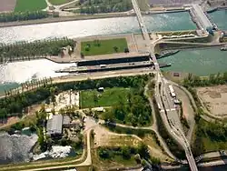 Centrale hydroélectrique de Vogelgrun en arrière-plan et l'écluse double au 1er&nbsp;plan.