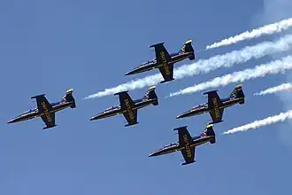 Patrouille Breitling en formation avec fumigènes
