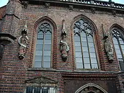 Façade gothique de l'hôtel de ville de Brême, Allemagne, brique avec sculptures de pierre (grès)