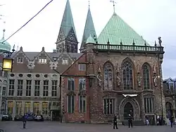 Vieil hôtel de ville (à droite), annexe de 1683 (briques rouges) et nouvel hôtel de ville, vus du nord-ouest