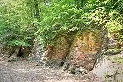À proximité de Dudweiler, la Brennender Berg (montagne en feu), abrite un feu qui ne s'est jamais éteint depuis 1668.
