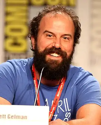 Brett Gelman interprète Murray Bauman.