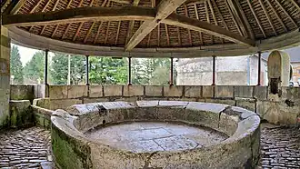 Le lavoir rond couvert.