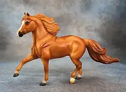 Figurine de petit cheval roux aux grands yeux bleus