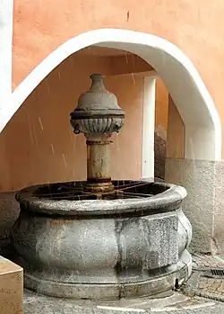 La fontaine des Soupirs, située dans la vieille ville