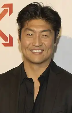 Brian Tee interprète Dr&nbsp;Ethan Choi.