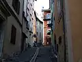 Ruelle montant dans la ville ancienne de Briançon.