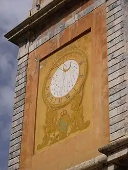 Cadran solaire sur la façade de l'ancienne collégiale