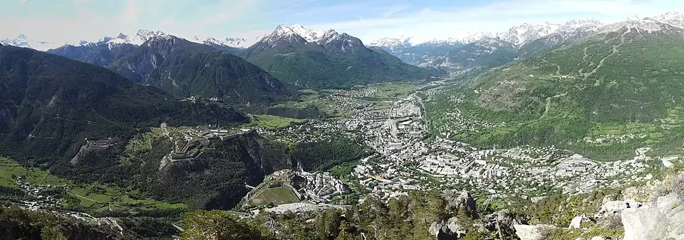 Briançon depuis la Croix de Toulouse : vue de la citadelle construite sur un verrou glaciaire de la vallée glaciaire de la Clarée, façonné par le modelé glaciaire.