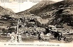 Carte postale ancienne présentant la ville fortifiée et le hameau de Sainte-Catherine (ville basse)