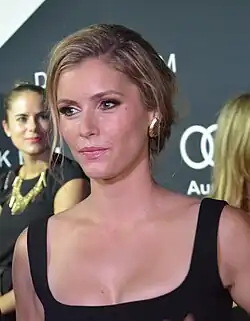 Brianna Brown interprète Taylor Stappord.