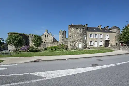 La maison moderne entre les deux tours polygonales.