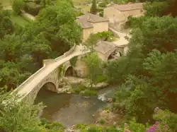 Pont et maisons en pierres.