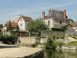 Photographie de maisons autour des Douves du château.