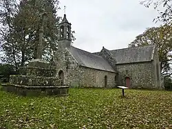 Briec : la chapelle Saint-Corentin (ou chapelle du Kreisker) et son calvaire.