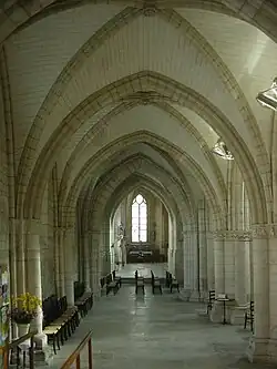 Intérieur de l'église : un bas-côté.