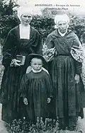 Brignogan : deux femmes et un enfant en costumes traditionnels au début du XXe&nbsp;siècle (carte postale ND Photo).