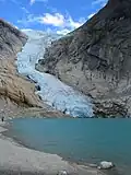 Le Briksdalsbreen, une autre langue du Jostedalsbreen. Le glacier recouvrait encore entièrement le lac en 1997.