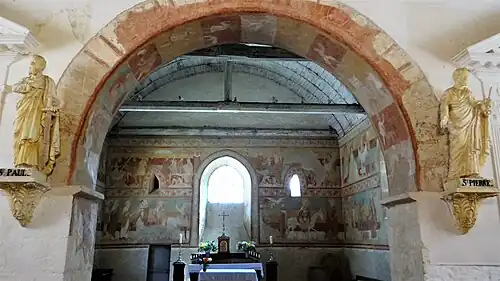Le chœur vu depuis l'arcade avec les peintures murales sur le mur du chevet et celles en sous-face de l'arcade.