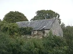 Motte de l'ancienne salle seigneuriale.