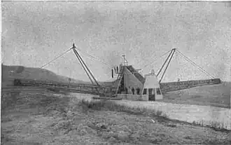 Photo ancienne montrant le Drainage d'un canal du lac Copaïs avec levée de terre, par les Britanniques en 1911.