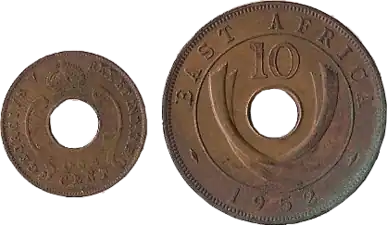 Pièces d’un cent (avant 1936, avers) et d’un shilling est-africain (1952, revers), bronze.