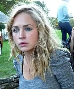 Brittany Robertson interprète Cassie Blake.