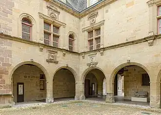 Les deux ailes en équerre avec galerie sur la cour d'honneur.