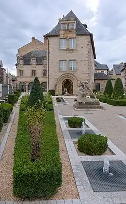 L'ancien logis de l'abbesse des Clarisses.