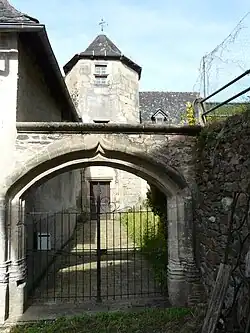Portail et tour d'un manoir.