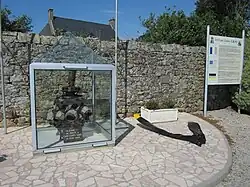 La stèle en l'honneur du pilote Lt Cary Lewis Gray, mort dans le crash de son avion.