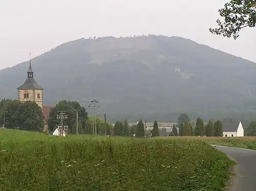 Brniště et le mont Tlustec (589&nbsp;m).